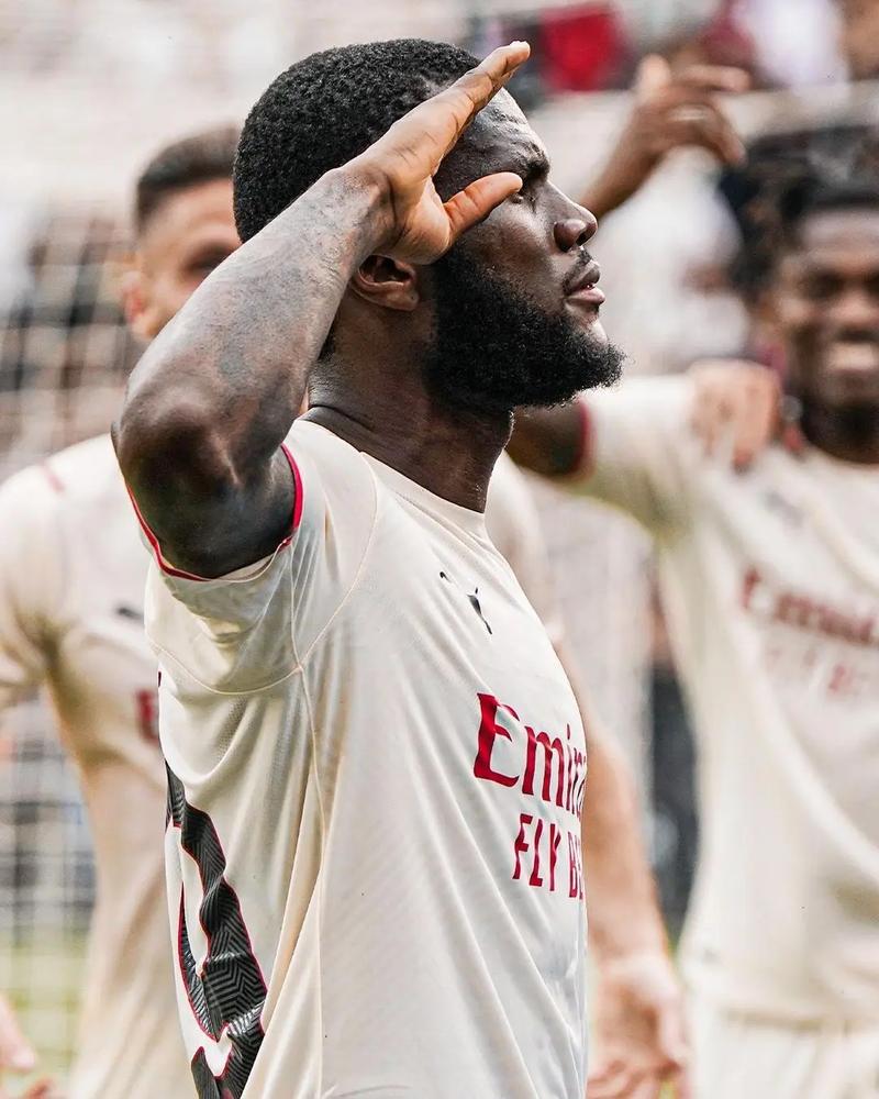 记者：兰克尔-泽在海牛出征杭州前拂袖而去，职业素养低