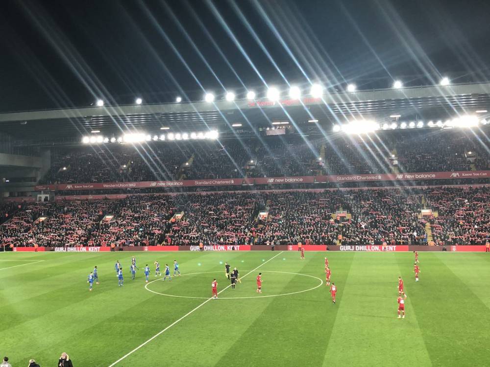 西媒：因欠薪等问题，近50名建筑工人在诺坎普球场外抗议（西媒称：约50名建筑工人因拖欠工资等问题在诺坎普外示威）