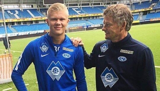 篮球篮网结束连败，全队积极庆祝